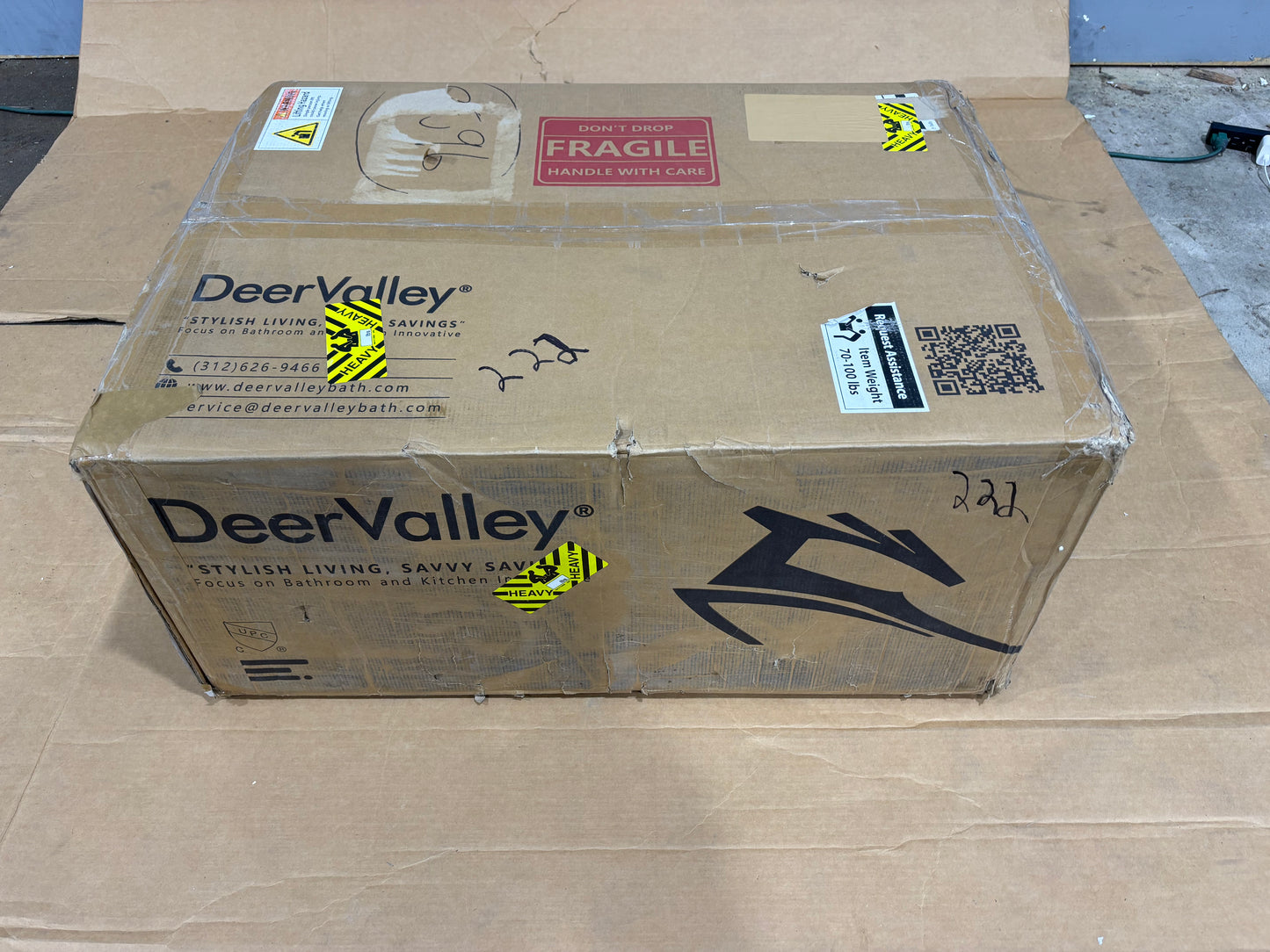 Brand New in Box DeerValley Fireclay 30” Single Basin Curved Farmhouse Kitchen Sink (#222)