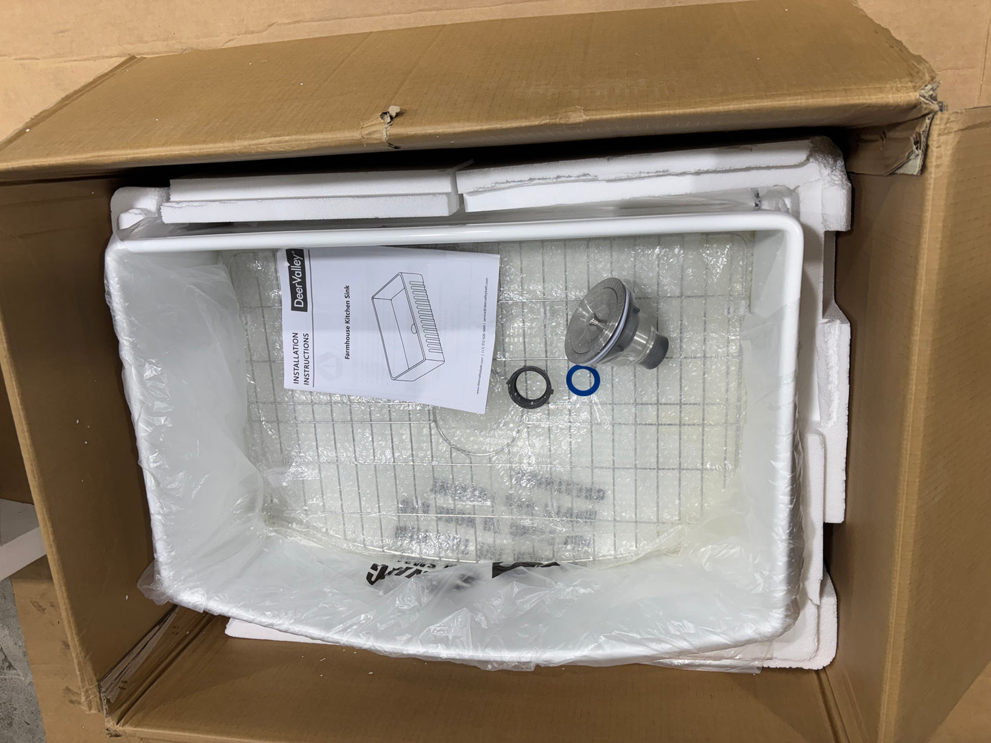 Brand New in Box DeerValley Fireclay 30” Single Basin Curved Farmhouse Kitchen Sink (#222)